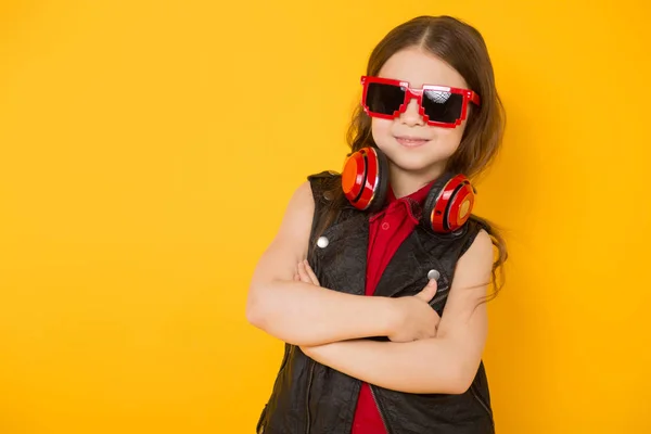 Schattig Klein Brunette Meisje Met Moderne Rode Hoofdtelefoon Gele Studio — Stockfoto