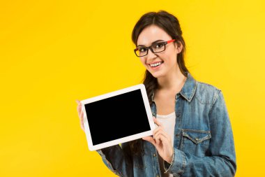Genç esmer kadın gösteren dijital tablet ile boş perde