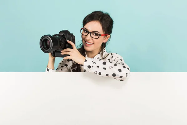 Jonge Brunette Vrouw Hoding Professionele Camera Lachend Camera — Stockfoto