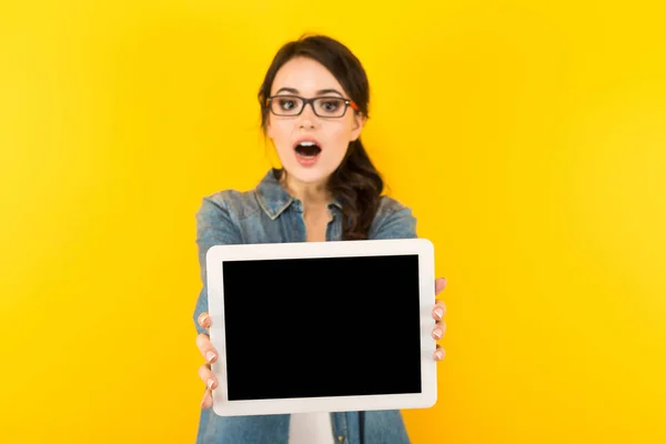 Sorprendida Joven Morena Mostrando Tableta Digital Con Pantalla Blanco — Foto de Stock