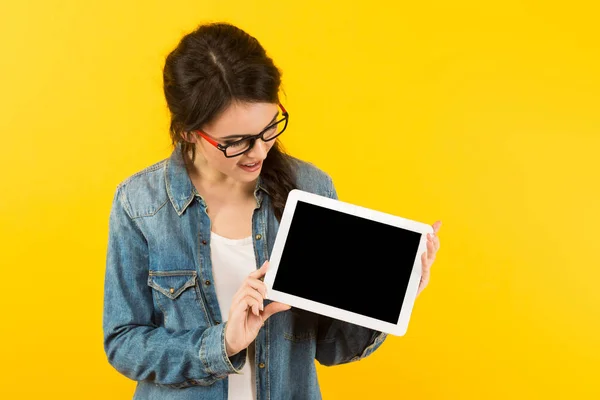 Joven Morena Mostrando Tableta Digital Con Pantalla Blanco — Foto de Stock