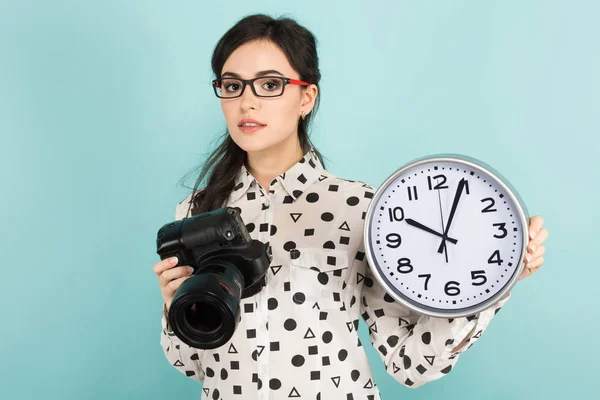 Μελαχρινή Νεαρή Γυναίκα Κατέχει Επαγγελματική Φωτογραφία Κάμερα Και Τοίχο Ρολόι — Φωτογραφία Αρχείου