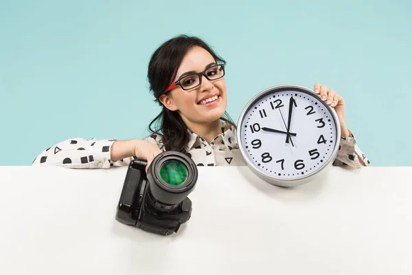 Joven Morena Sosteniendo Cámara Fotográfica Profesional Reloj Pared — Foto de Stock