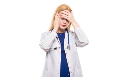 Genç kadın doktor beyaz izole baş ağrısı ile 