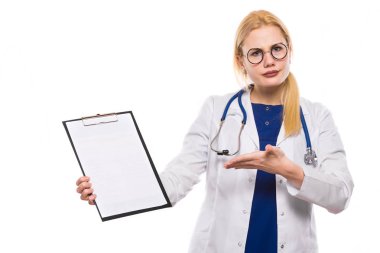 Pano boş kağıt ile tutarak endişeli genç kadın doktor