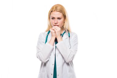 Genç düşünceli kadın doktor beyaz izole 