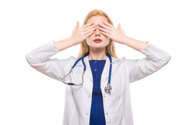 Genç kadın doktor eller gözleriyle kapsayan 