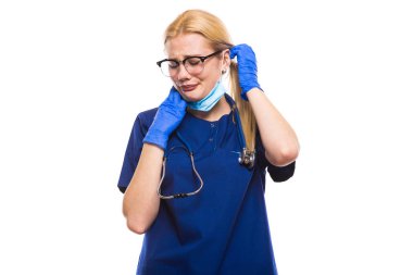 Genç kadın surgeoun izole üzerinde beyaz arka plan ağlıyor 