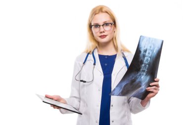 X-ışını ve dijital tablet tutan genç kadın doktor 