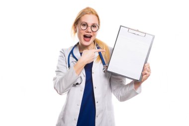 Pano boş kağıt ile tutarak heyecanlı genç kadın doktor 