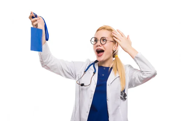 兴奋的年轻女医生与徽章被隔绝在白色背景上 — 图库照片