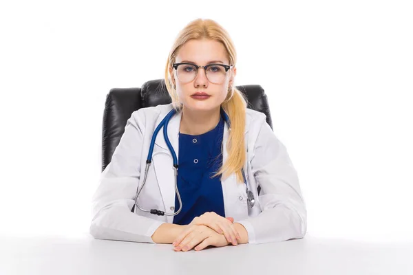 Jovem Médica Sentada Mesa Olhando Para Câmera — Fotografia de Stock