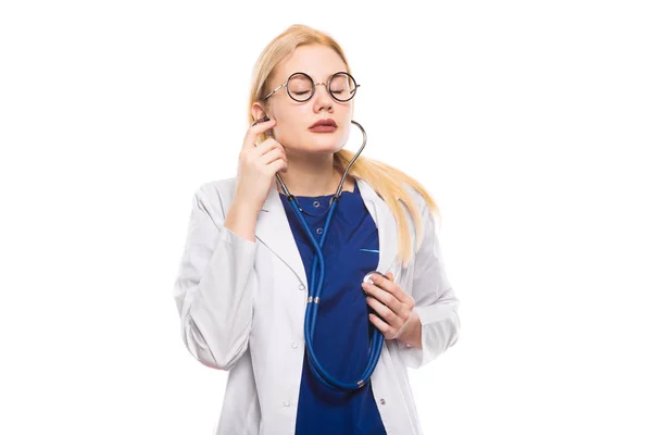 Jovem Médica Com Estetoscópio Isolado Fundo Branco — Fotografia de Stock