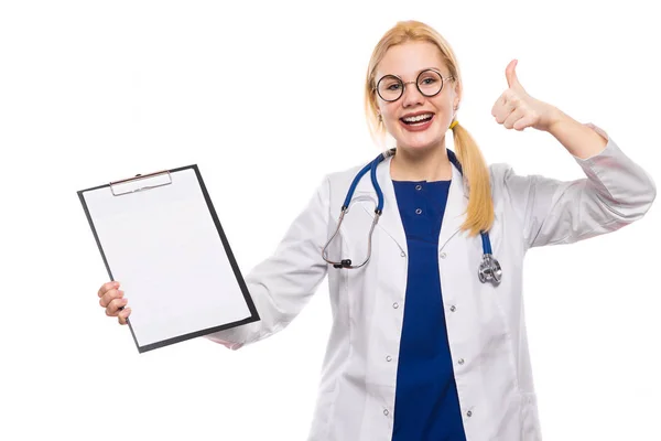 Felice Giovane Medico Femminile Che Tiene Appunti Con Carta Bianca — Foto Stock