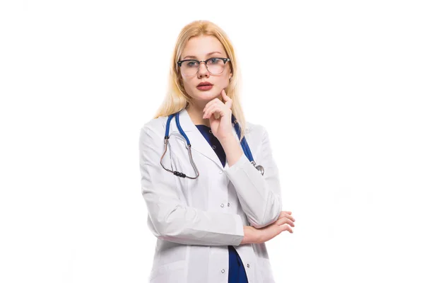 Jovem Médico Feminino Confiante Olhando Para Câmera Isolada Fundo Branco — Fotografia de Stock