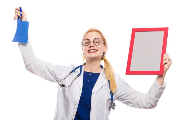 Eccitato Giovane Medico Femminile Con Distintivo Cornice Vuota — Foto Stock