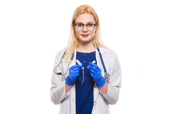 Beyaz Izole Tampon Tutan Genç Kadın Doktor — Stok fotoğraf