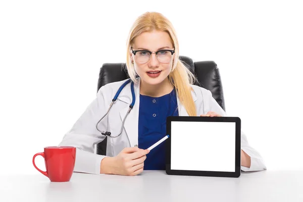 Giovane Medico Femminile Con Tablet Digitale Con Schermo Bianco — Foto Stock