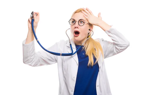 Beyaz Arka Plan Üzerinde Izole Stetoskop Ile Şok Genç Kadın — Stok fotoğraf