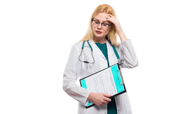 Giovane Stanco Medico Femminile Tenendo Appunti Isolato Sfondo Bianco — Foto Stock