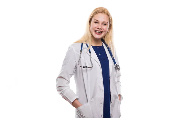 Jovem Médico Confiante Com Mãos Nos Bolsos Olhando Para Câmera — Fotografia de Stock