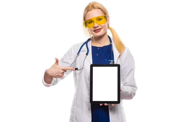 Junge Ärztin Zeigt Auf Digitales Tablet Mit Leerem Bildschirm — Stockfoto