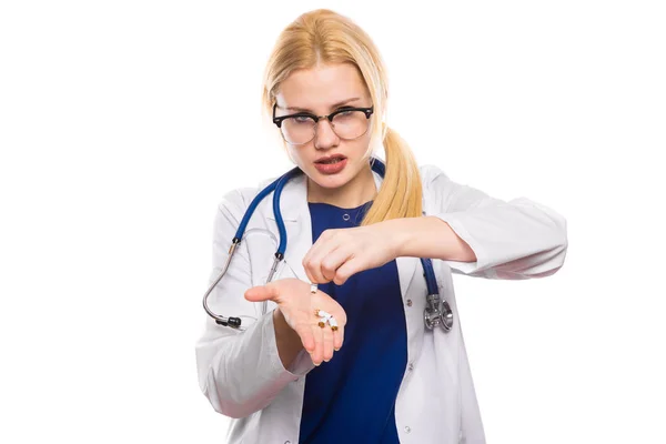 Giovane Medico Femminile Che Tiene Una Sigaretta Rotta — Foto Stock