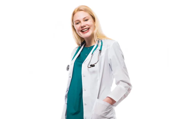 Jovem Médico Confiante Com Mãos Nos Bolsos Olhando Para Câmera — Fotografia de Stock