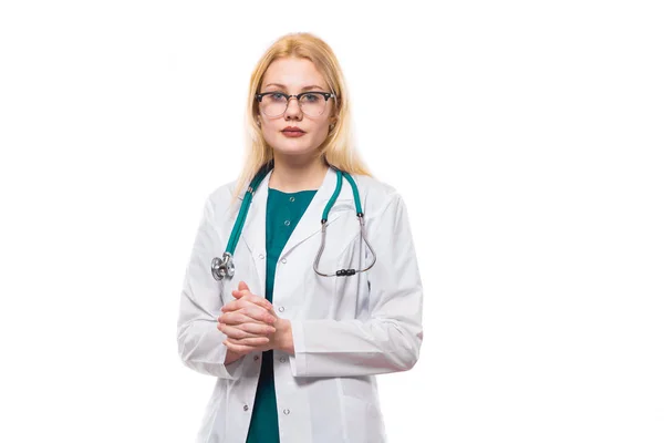 Jovem Médico Feminino Confiante Olhando Para Câmera Isolada Fundo Branco — Fotografia de Stock