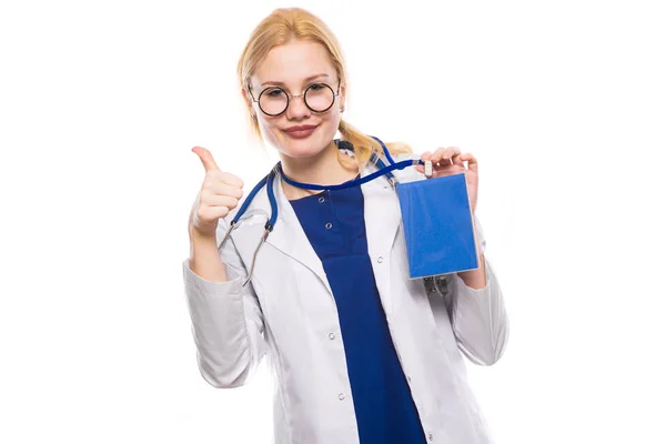 Νεαρή Γυναίκα Γιατρός Σήμα Δείχνει Τον Αντίχειρα Επάνω — Φωτογραφία Αρχείου