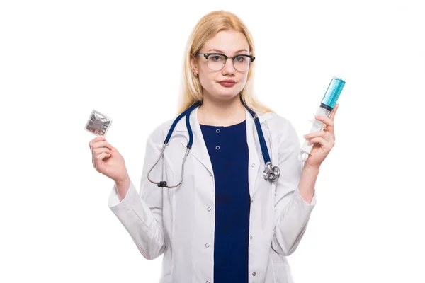 Prezervatif Şırınga Tutarak Genç Kadın Doktor — Stok fotoğraf