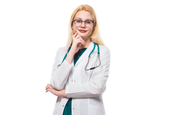 Jeune Médecin Femme Confiante Regardant Caméra Isolée Sur Fond Blanc — Photo