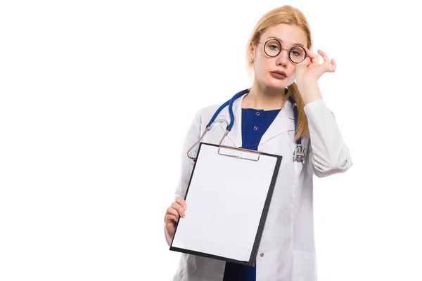 Νεαρή Γυναίκα Γιατρό Κρατώντας Πρόχειρο Κενό Χαρτί Και Προσαρμογή Γυαλιά — Φωτογραφία Αρχείου