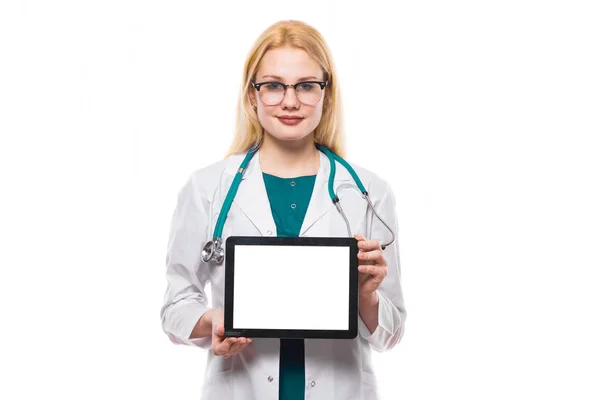 Genç Kadın Doktor Gösteren Dijital Tablet Ile Boş Perde — Stok fotoğraf