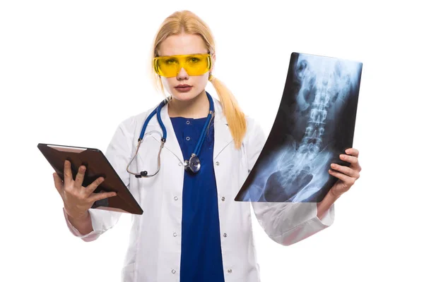 Fiatal Női Orvos Tábla Röntgen — Stock Fotó
