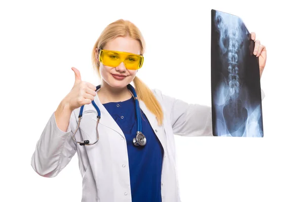 Dokter Wanita Muda Memegang Sinar Dan Menunjukkan Jempol — Stok Foto
