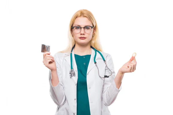 Beyaz Arka Plan Üzerinde Izole Prezervatif Tutan Genç Kadın Doktor — Stok fotoğraf