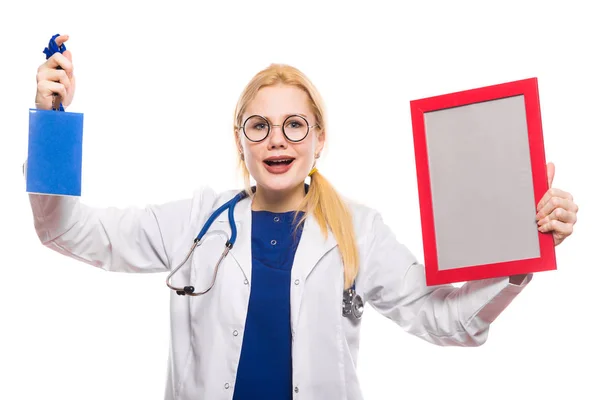 Giovane Medico Femminile Con Cornice Bianca Distintivo Isolato Sfondo Bianco — Foto Stock