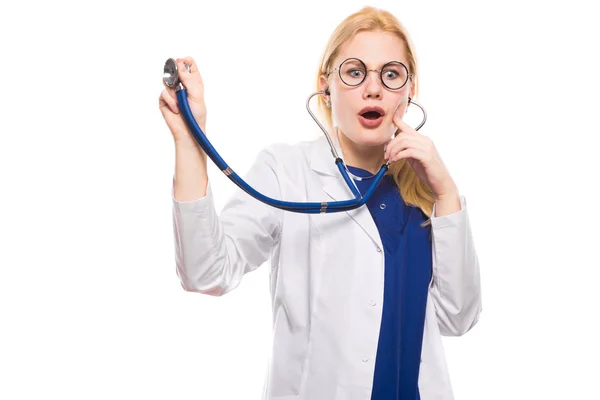Zszokowany Młoda Lekarka Stetoskop Izolowana Białym Tle — Zdjęcie stockowe