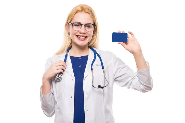 Jovem Médica Segurando Cartão Visita Branco — Fotografia de Stock