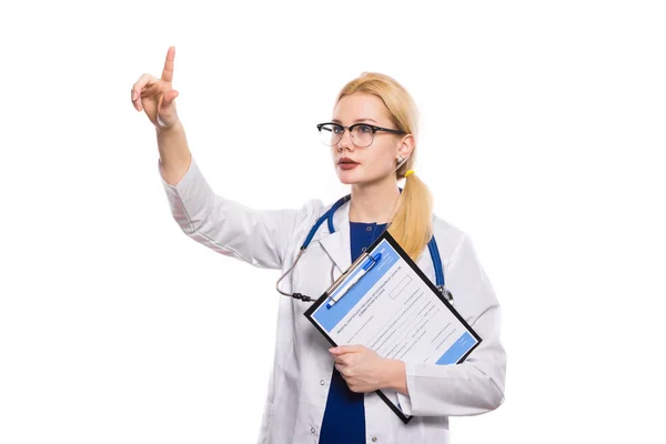 Jovem Médica Segurando Prancheta Apontando Com Dedo — Fotografia de Stock