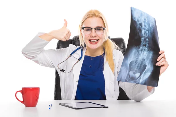 Genç Kadın Doktor Röntgen Gösteren Başparmak Gidiyor — Stok fotoğraf