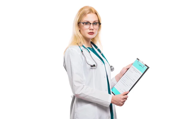 Jovem Médico Segurando Prancheta Olhando Para Câmera Isolada Branco — Fotografia de Stock