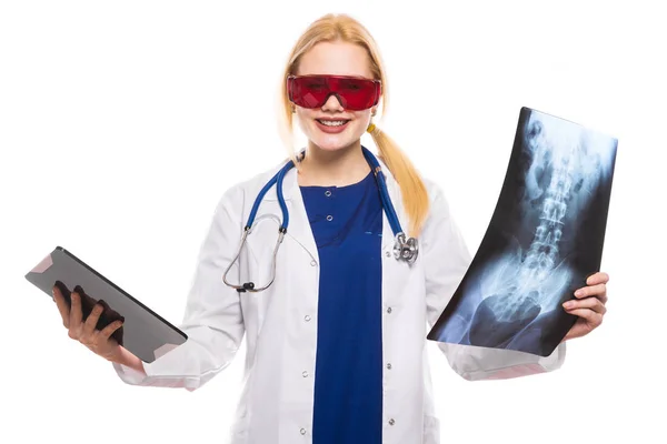 Junge Ärztin Hält Röntgenbild Und Digitales Tablet Der Hand — Stockfoto