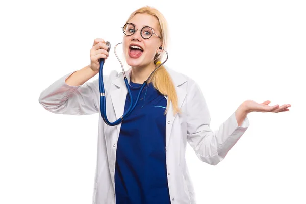 Młoda Lekarka Śpiewając Stetoskop Izolowana Białym Tle — Zdjęcie stockowe