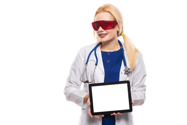 Junge Ärztin Hält Digitales Tablet Mit Leerem Bildschirm — Stockfoto