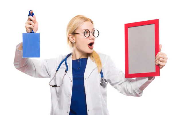 Jovem Médica Com Moldura Branco Crachá Isolado Fundo Branco — Fotografia de Stock