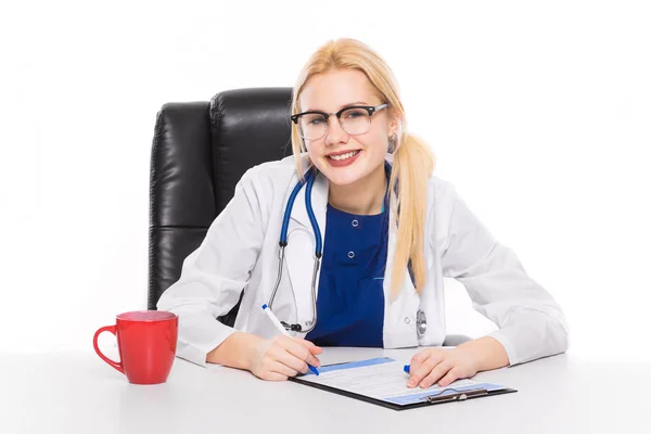 Jeune Femme Médecin Assis Bureau Avec Presse Papiers — Photo