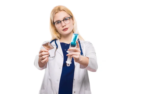 Jovem Médica Segurando Preservativo Seringa — Fotografia de Stock