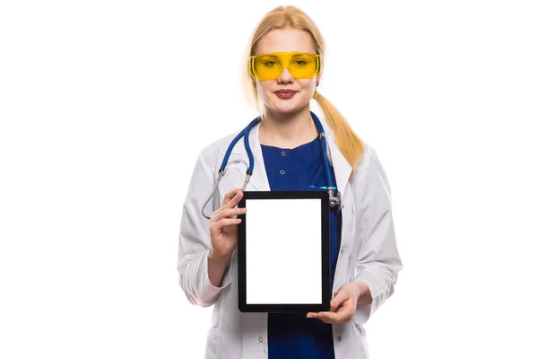 Tablet Balnk Ekran Ile Gösterilen Genç Kadın Doktor — Stok fotoğraf